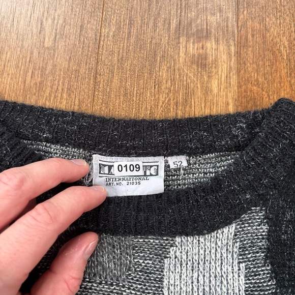 Men’s Vintage 90s patterned retro wool knit sweater - Picture 3 of 7